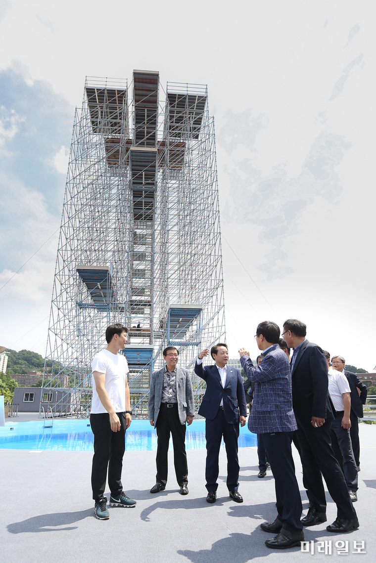 임택 광주 동구청장이 2일 조선대학교 하이다이빙 경기장 현장점검을 하고 있다. / 사진=동구 제공