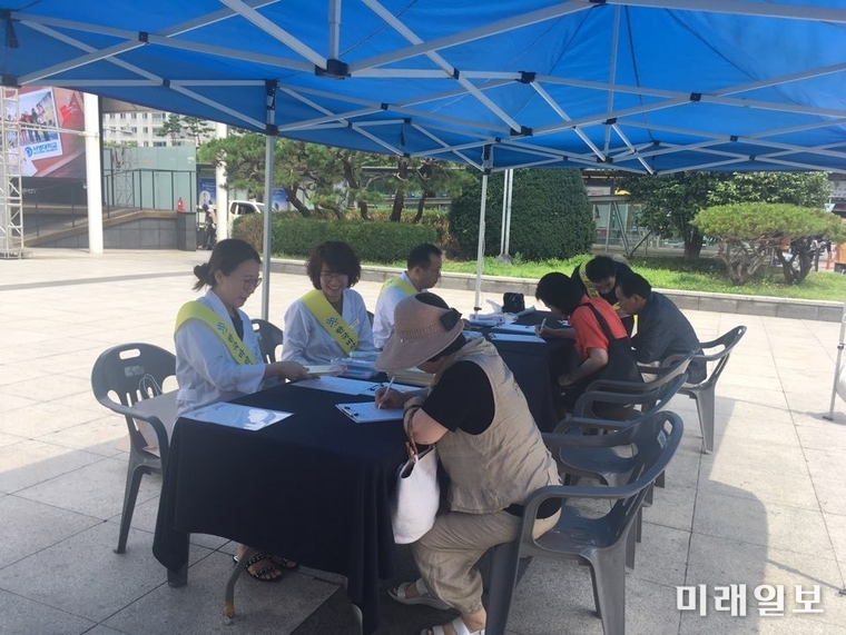 광주광역시는 2일 유스퀘어 광장에서 제33회 세계마약퇴치의 날을 기념해 마약 폐해를 알리고 약물 오남용과 위험성에 대한 경각심을 높이기 위해 캠페인을 펼쳤다. / 사진=광주시 제공