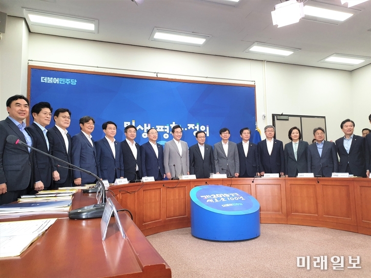 이해찬 더불어민주당 대표, 이낙연 국무총리, 김상조 청와대 정책실장이 참석한 가운데 3일 오전 국회에서 열린 고위당정협의회에서 참석자들이 기념촬영을 하고 있다./사진=국회기자단 김진혁 기자