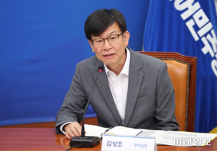 김상조 청와대 정책실장이 3일 오전 국회에서 열린 하반기 경제정책방향 관련 고위당정협의회에서 모두발언을 하고 있다./사진=국회기자단 김진혁 기자