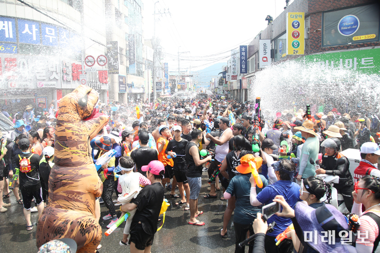 장흥 정남진 물축제 장면