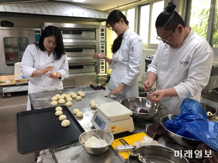 광주 동구가 청소년 제과, 제빵기능사 양성과정을 운영하고 있다. / 사진=동구 제공