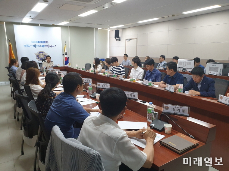 광주광역시소방안전본부는 지난 4일 오후 시청 회의실에서 한국119소년단 지도교사 협의회를 열고 119소년단 활성화 방안 등에 대해 의견을 나눴다. / 사진=광주시 제공