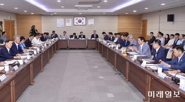 이용섭 광주광역시장이 5일 오후 시청 3층 소회의실에서 산하 공공기관장 회의를 주재하고 있다./사진=광주시 제공