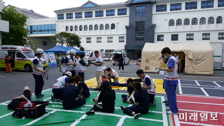 광주광역시는 5일 남부대학교에서 2019광주세계수영선수권대회 기간 다수 사상사고 상황을 가정한 ‘광주광역시 재난응급의료 불시 출동훈련’을 실시했다. / 사진=광주시 제공