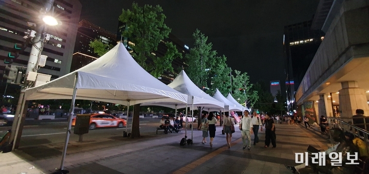 5일 오후 서울 광화문 세종종문화회관 옆 인도에 우리공화당(구 대한애국당)이 기습으로 설치한 천막 4동이 세워져 있다./사진=장건섭 기자