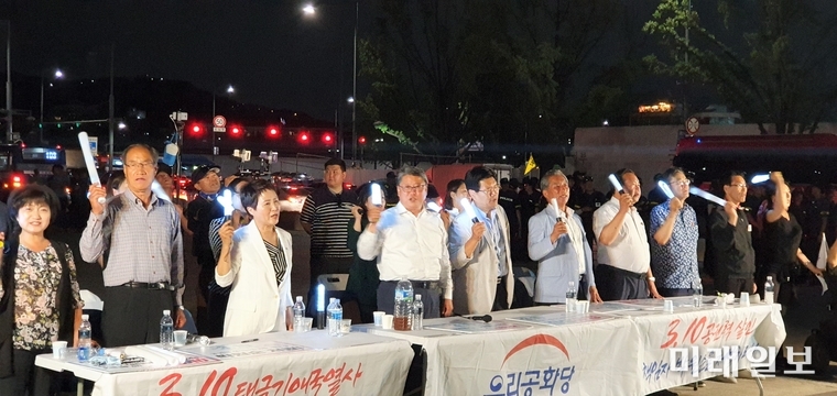 조원진 우리공화당(구 대한얘국당) 대표 등 당원들이 5일 오후 서울 광화문 잔디광장에서 집회를 열고 있다./사진=장건섭 기자