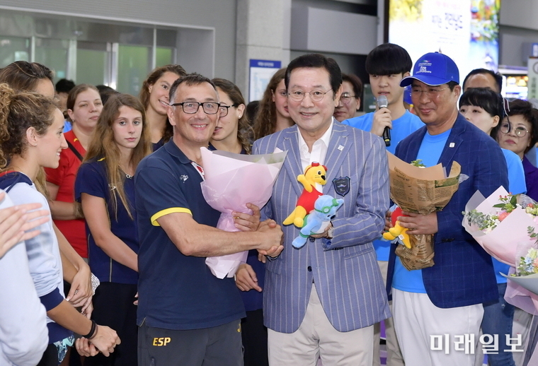 이용섭 광주광역시장이 7일 오후 전남 무안국제공항에서 열린 광주세계수영선수권대회 스페인 선수단 환영행사에 참석해 스페인 선수단장에게 환영 꽃다발을 전달하고 있다. / 사진=광주시 제공