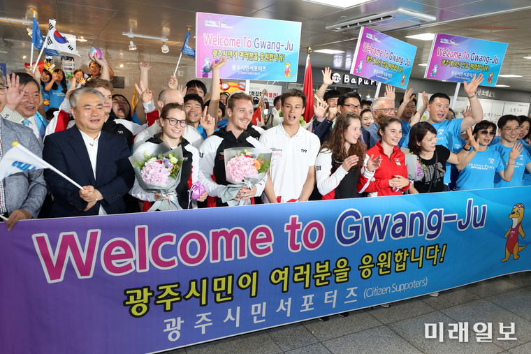 스위스 다이빙 선수단 등 11명이 오늘부터 운행을 시작한 인천공항~광주송정역 구간 KTX의 첫 선수단 탑승객으로 광주에 도착했다. / 사진=수영조직위 제공