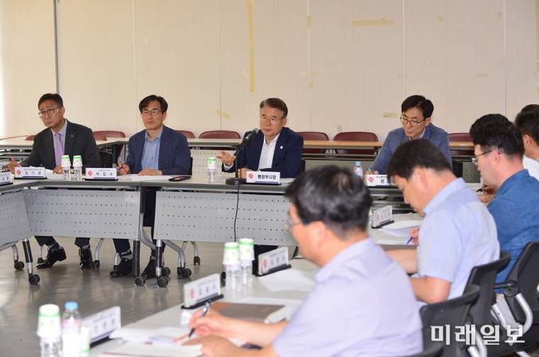정종제 광주광역시 행정부시장이 9일 오전 시청 행복나눔실에서 열린 교통사고 줄이기 협업회의에 참석해 회의를 주재하고 있다./사진=광주시 제공