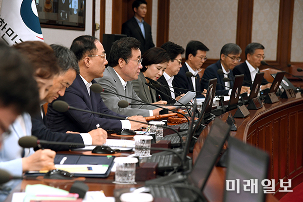 이낙연 국무총리가 9일 서울 세종로 정부서울청사에서 열린 국무회의에서 발언하고 있다./사진=김정현 기자