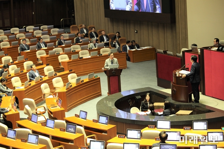 이낙연 국무총리가 10일 국회에서 열린 외교·통일·안보 분야 대정부질문에 대해 답하고 있다./사진=국회기자단 이진화 기자