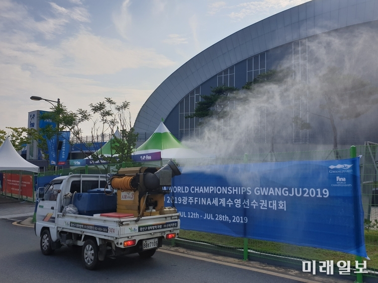 광주 광산구 보건소가 광주세계수영대회를 대비해 주경기장이 있는 남부대와 우산동 선수촌·미디어촌 안팎과 주변 사전 특별방역을 개막식 하루 전인 11일까지 실시한다. / 사진=광산구 제공