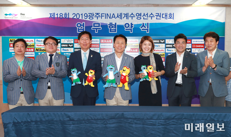2019광주세계수영선수권대회 조직위원회는 10일 오전, 조영택 사무총장과 한국광기술원 김영선 원장, 광기술원에 입주한 5개 청년 기업 중 하나인 ㈜태준티제이 정순교 대표 등 10여 명이 참석한 가운데 수영대회 개회식 기술지원 협약식을 체결했다. / 사진=수영조직위 제공