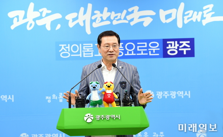 이용섭 2019광주세계수영선수권대회 조직위원장 겸 광주광역시장은 이번 세계수영대회가 역대 가장 성공적인 대회로 치러질 수 있도록 북측의 선수단 참가 결단과 함께 150만 광주시민의 성숙한 시민의식을 호소했다. / 사진=광주시 제공