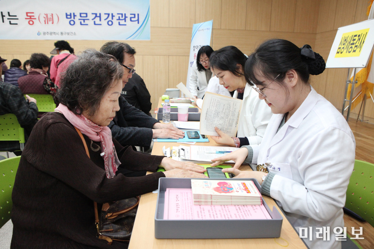 광주 동구가 치매 전단계로 불리는 경도인지장애자들을 발견·관리하는 치매예방 사업을 시행한다. / 사진=동구 제공