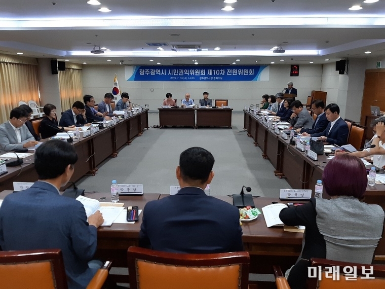 광주광역시 시민권익위원회가는 10일 오후 시청 중회의실에서 전원회의를 열어 ‘바로소통 광주!’로 제안된 후, 온·오프라인의 다양한 시민참여 채널을 통해 집중 논의된 6건 가운데 5건을 광주광역시와 광주시교육청에 정책권고할 계획이다. / 사진=광주시 제공
