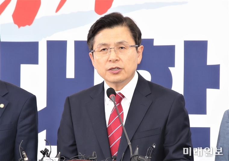 황교안 자유한국당 대표가 15일 국회에서 기자회견을 하고 있다./사진=국회기자단 김진혁 기자