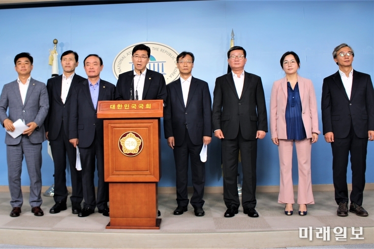 국회 정무위 소속 더불어민주당 의원들과 장병완 평화당 의원이 15일 오전 국회 정론관에서 기자회견을 하고 있다. /사진=김정현 기자