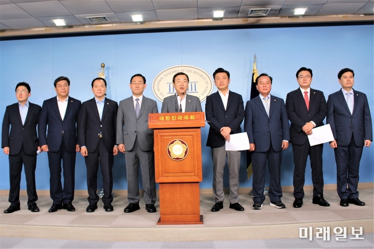 국회 정무위 소속 자유한국당과 바른미래당 의원들이 15일 오전 국회정론관에서 기자회견을 하고 있다. /사진=김정현 기자