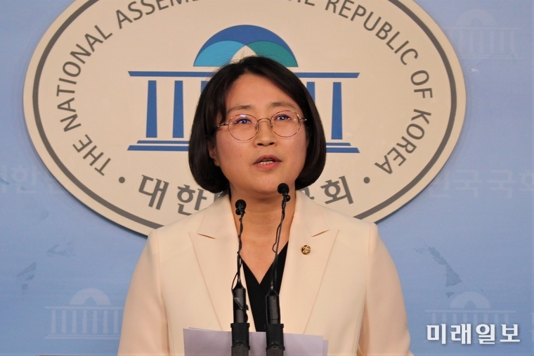 국회 정무위 소속 추혜선 정의당 의원이 15일 오전 국회 정론관에서 기자회견을 하고 있다. /사진=김정현 기자