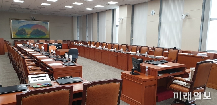 15일 오전 국회 정무위원회가 열린 전체회의장은 자유한국당과 바른미래당이 민병두 위원장이 일방적으로 개회 통보를 했다며 거부하는 바람에 여야 의원들이 불참, 텅 비어있다./사진=민병두의원실 제공