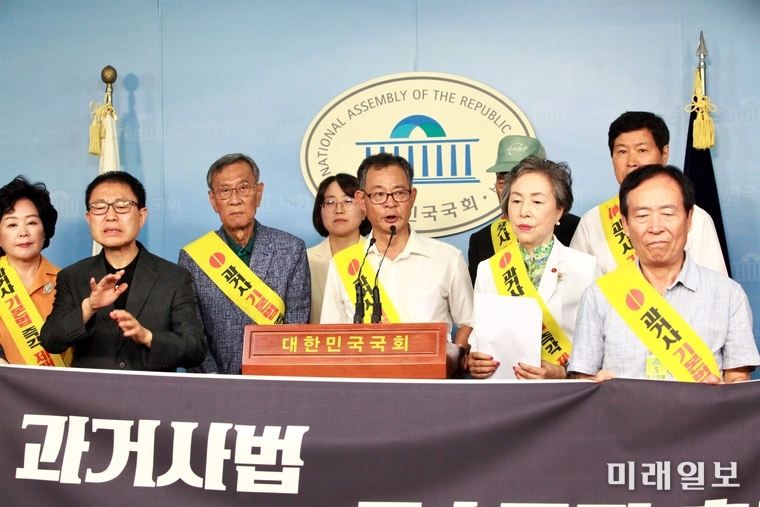 송운학 촛불계승연대 천만운동 대표(가운데) 등 시민단체들이 16일 오전 서울 여의도 국회 정론관에서 '한국전쟁전후 민간인피학살자 전국유족회의 국회 남문(南門) 1인시위 600회'를 기념해 유족회와 함께 기자회견을 열고 있다./사진=장건섭 기자