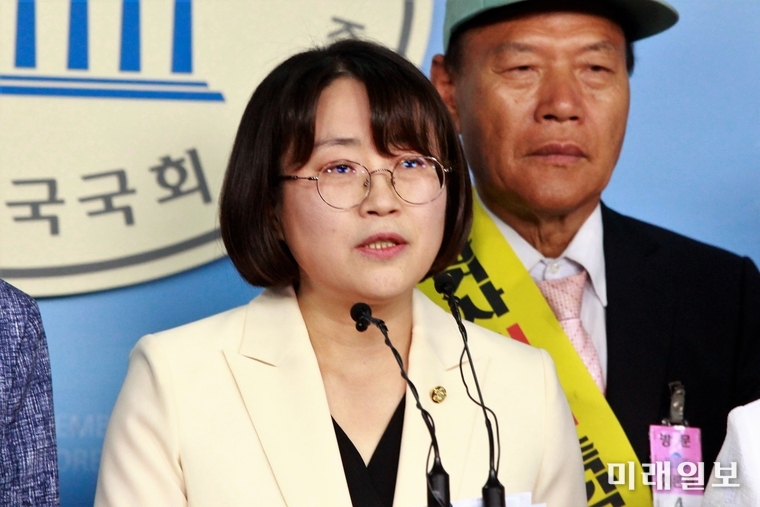 추혜선 정의당 의원이 16일 오전 서울 여의도 국회 정론관에서 '한국전쟁전후 민간인피학살자 전국유족회의 국회 남문(南門) 1인시위 600회'를 기념해 유족회와 함께 기자회견을 열고 있다./사진=장건섭 기자
