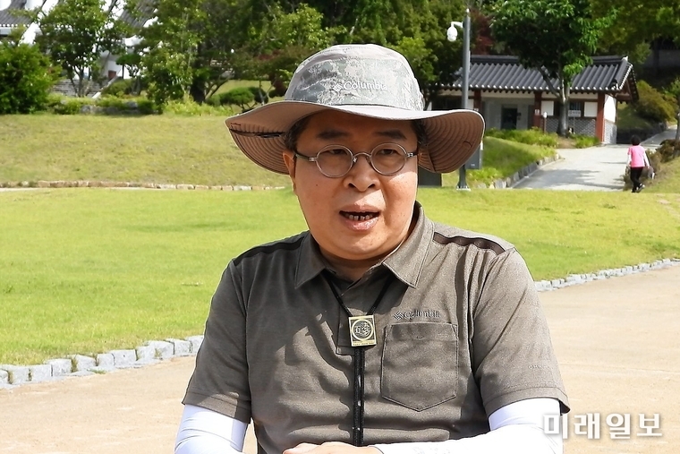 12일 오후 충남 부여군 '관북리 유적지' 앞에서 이동주 백제세계유산센터 센터장이 백제문화유산주간을 맞아 문화재청에서 후원하는 '언론인과 함께하는 백제문화유산 탐방'에서 '관북리 유적'에 대해 설명을 하고 있다./사진=장건섭 기자