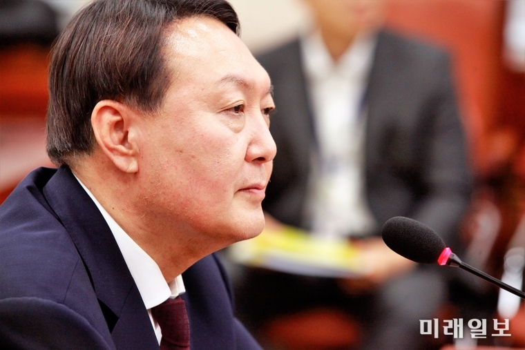 윤석열 검찰총장 인사청문회가 열린 지난 8일 오후 서울 여의도 국회 법제사법위원회 회의실에서 윤 후보자가 의원들의 질의를 듣고 있다./사진=장건섭 기자
