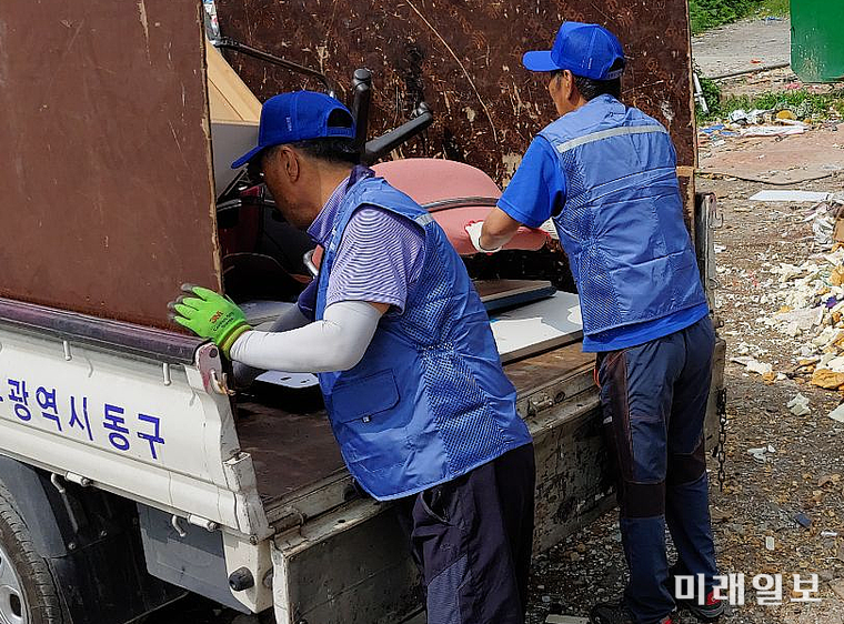 광주 동구가 하반기 공공일자리사업 참여자 중 야외근로자 90여명에게 폭염대비물품을 전달했다. / 사진=동구 제공