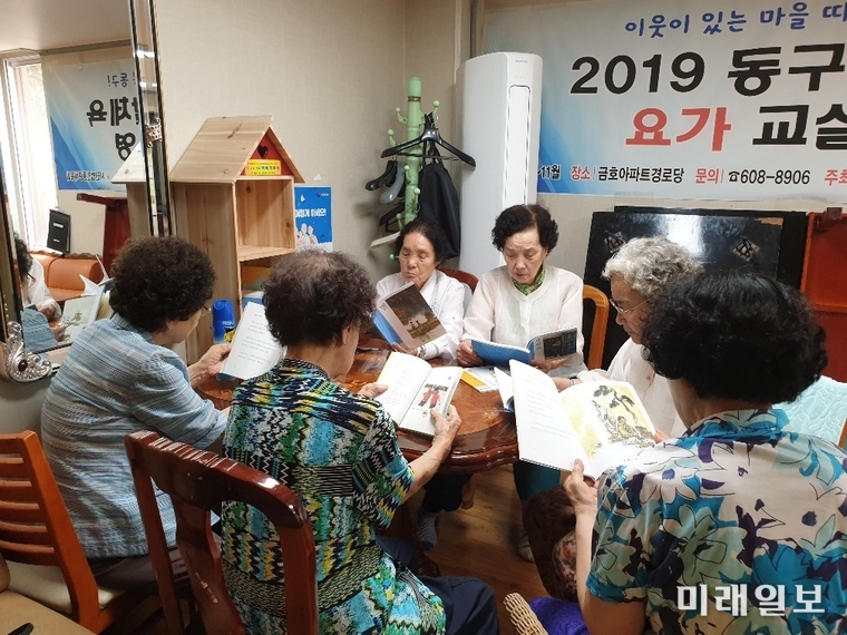 광주 동구가 어르신 다중이용시설에 미니책꽂이 ‘백세 책꽂이’를 설치하고 어르신을 대상으로 한 출판도서, 이야기책, 치매예방학습지 등을 보급했다. / 사진=동구 제공