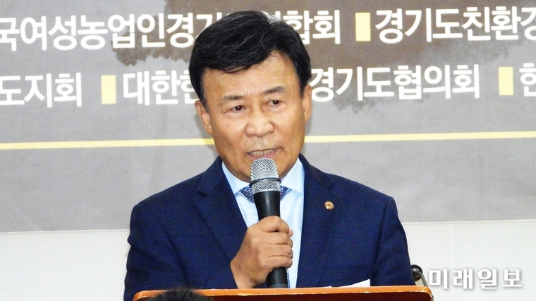 18일 오후 서울 여의도 광복회관에서 '일본 경제보복에 대한 전략과 대책'을 주제로 광복회 및 시민단체 공동토론회가 열린 가운데 김원웅 광복회장이 인사말을 하고 있다./사진=장건섭 기자