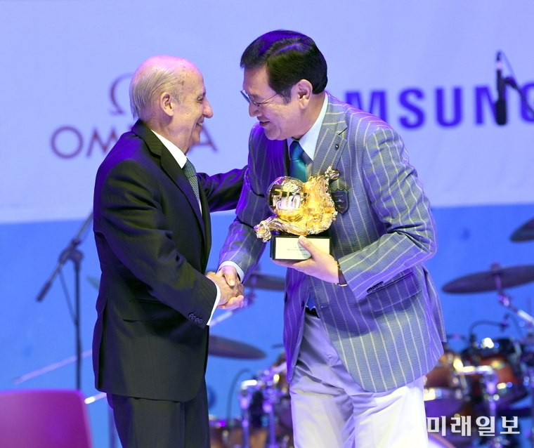 이용섭 광주세계수영선수권대회 조직위원장 겸 광주광역시장이 19일 오후 서구 김대중컨벤션센터에서 열린 ‘FINA 갈라’에서 마그리오네 FINA회장으로부터 FINA 대회 공로자에 대한 감사패를 전달 받고 있다./사진=수영조직위 제공