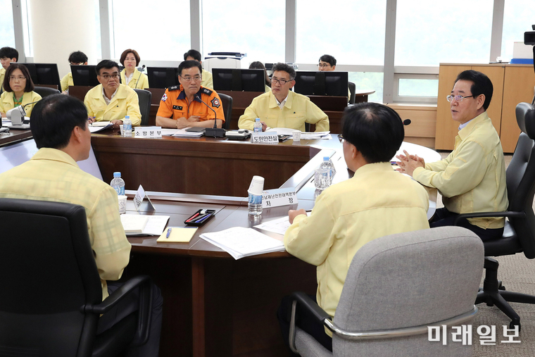 김영록 전남도지사가 20일 오전 전라남도재난안전상황실에서 도 실국장, 유관기관 상황근무자들과 제5호 태풍 ‘다나스’ 로 인한 피해상황과 향후 대책을 논의했다. / 사진=전남도 제공