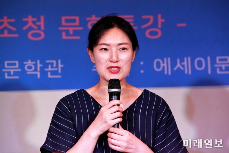20일 오후 경남 사천시 삼천포 노산공원 내 박재삼문학관 세미나실에서 열린 정재령 시집 '거룩한 비밀' 출판기념식에서 정재령 시인이 인사말을 하고 있다./사진=장건섭 기자