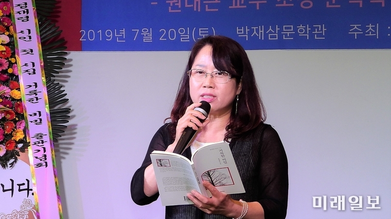 20일 오후 경남 사천시 삼천포 노산공원 내 박재삼문학관 세미나실에서 열린 정재령 시집 '거룩한 비밀' 출판기념식에서 이복희 시인이 정재령 시인의 시를 낭송하고 있다./사진=장건섭 기자