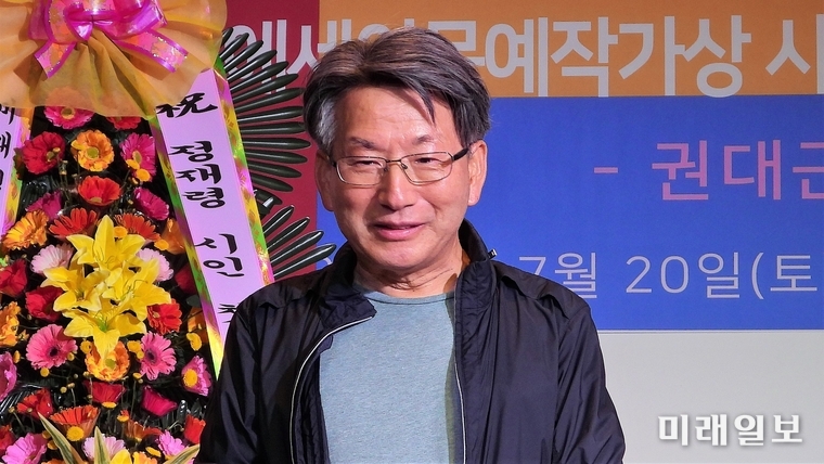 20일 오후 경남 사천시 삼천포 노산공원 내 박재삼문학관 세미나실에서 열린 '제18회 에세이문예작가상' 시상식에서 수필집 '겨울신록'으로 작가상을 수상한 이종건 수필가가 수상소감을 밝히고 있다./사진=장건섭 기자