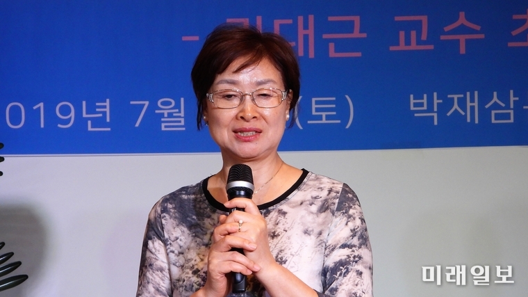 20일 오후 경남 사천시 삼천포 노산공원 내 박재삼문학관 세미나실에서 열린 '제6회 본격문학가의 밤'에서 최숙미 수필가(한국본격문학가협회 중부지회장)가 국회의원 공로 표창장을 수여 받고 수상소감을 밝히고 있다./사진=장건섭 기자
