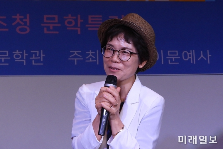 20일 오후 경남 사천시 삼천포 노산공원 내 박재삼문학관 세미나실에서 열린 '제6회 본격문학가의 밤'에서 이선애 수필가(한국본격문학가협회 남부지회장)가 국회의원 공로 표창장을 수여 받고 수상소감을 밝히고 있다./사진=장건섭 기자