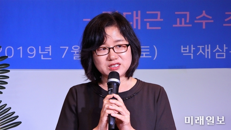 20일 오후 경남 사천시 삼천포 노산공원 내 박재삼문학관 세미나실에서 열린 '제6회 본격문학가의 밤'에서 송명화 수필가(한국본격문학가협회 사무국장)가 국회의원 공로 표창장을 수여 받고 수상소감을 밝히고 있다./사진=장건섭 기자