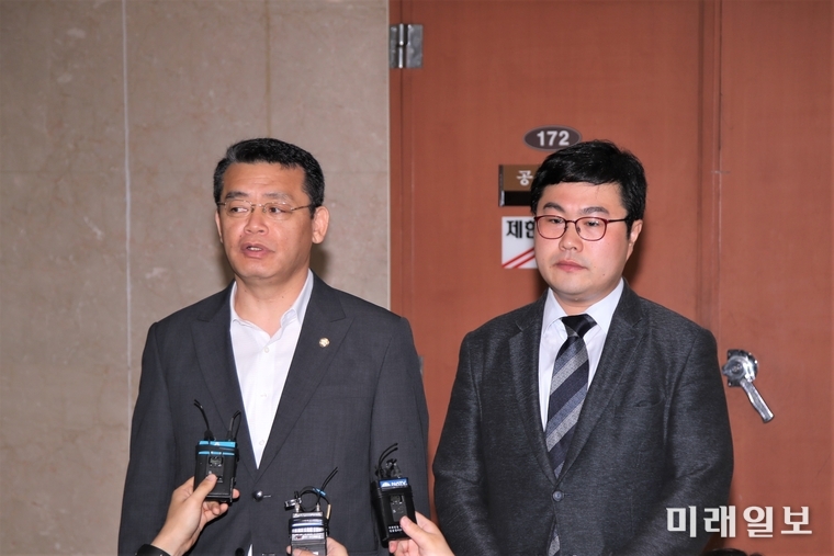 임재훈 바른미래당 사무총장(왼쪽)과 조용술 전 혁신위원회 위원이 22일 오전 국회 정론관에서 기자회견을 한 뒤 취재진들의 질의에 답하고 있다. /사진=국회기자단 김진혁 기자