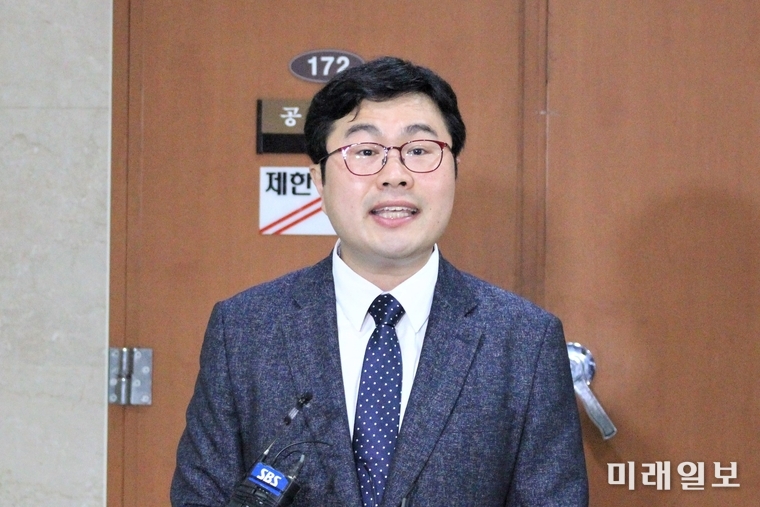 조용술 바른미래당 전 혁신위원이 25일 오전 국회 정론관에서 자유한국당과 통합 발언을 한 이혜훈 의원의 입장 발표 촉구 기자회견 뒤 취재진의 질문에 답변하고 있다. /사진=김정현 기자