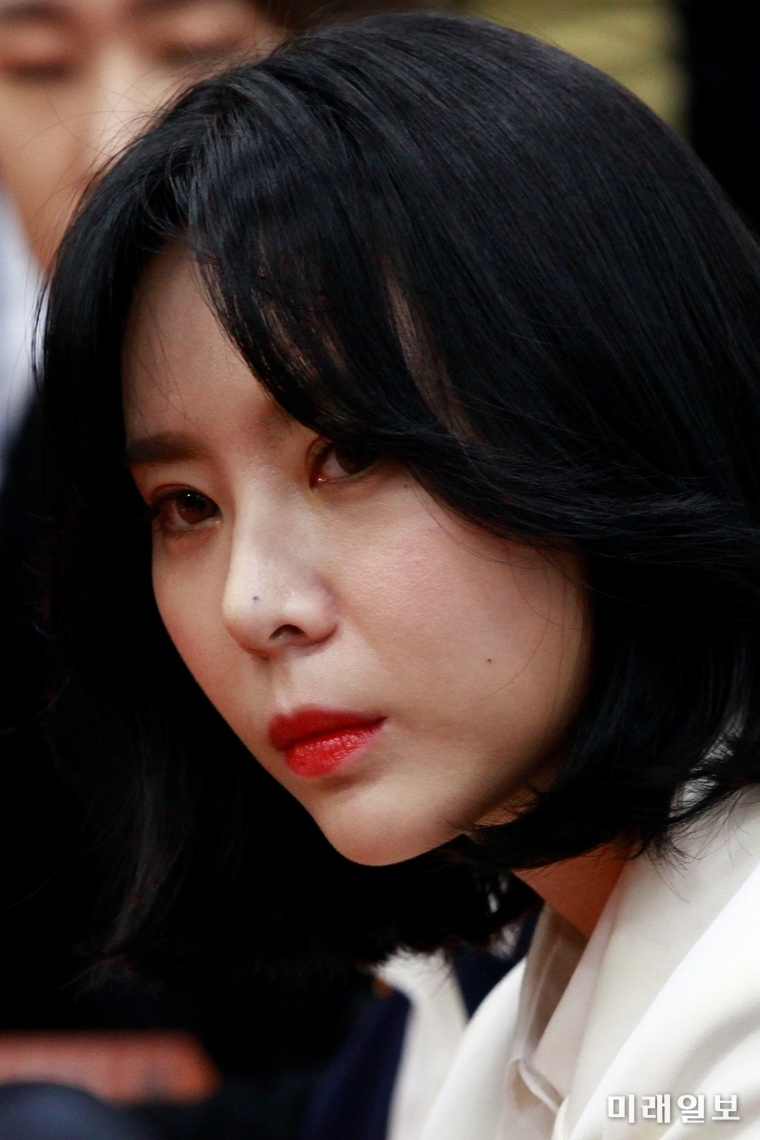 '장자연 사건'의 증언자 윤지오 씨가 지난 4월 8일 오전 서울 여의도 국회 문화체육관광위원회 소회의실에서 열린 간담회에 참석하고 있다./사진=장건섭 기자
