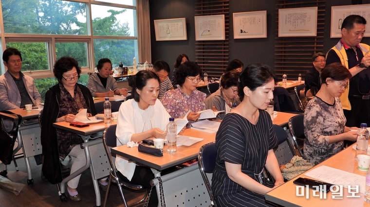 20일 오후 경남 사천시 삼천포 노산공원 내 박재삼문학관에서 소프라노 정재령 시인의 첫 시집 '거룩한 비밀' 출판기념회 및 북콘서트가 열리고 있다./사진=장건섭 기자
