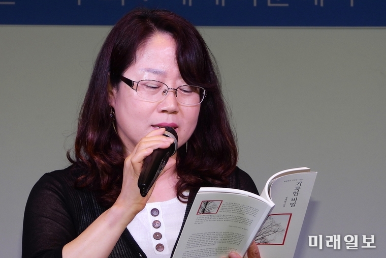 20일 오후 경남 사천시 삼천포 노산공원 내 박재삼문학관에서 개최된 소프라노 정재령 시인의 첫 시집 '거룩한 비밀' 출판기념회 및 북콘서트에서 이복희 시인이 정재령 시인의 시를 낭송하고 있다./사진=장건섭 기자