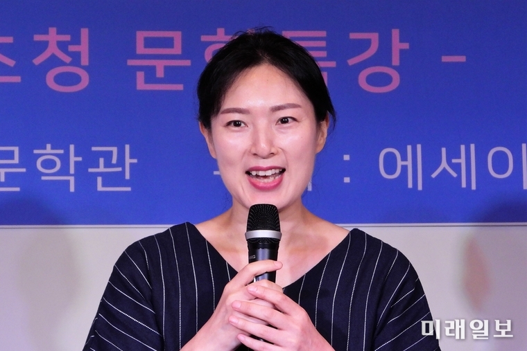 20일 오후 경남 사천시 삼천포 노산공원 내 박재삼문학관에서 개최된 소프라노 정재령 시인의 첫 시집 '거룩한 비밀' 출판기념회 및 북콘서트에서 정 시인이 인사말을 하고 있다./사진=장건섭 기자