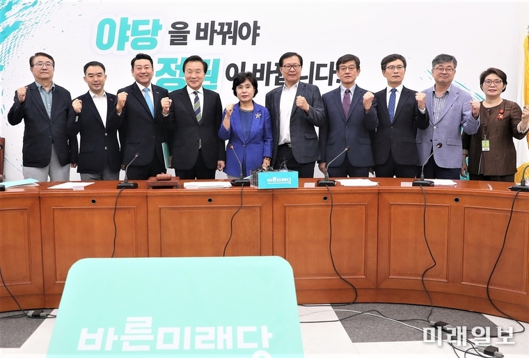 손학규 바른미래당 대표가 29일 오전 국회에서 열린 최고위원회의에서 전략홍보위원장, 중앙당 상설위원회 위원장, 당대표 직속위원회 위원장에게 임명장을 수여한 뒤 파이팅을 외치고 있다./사진=바른미래당 제공