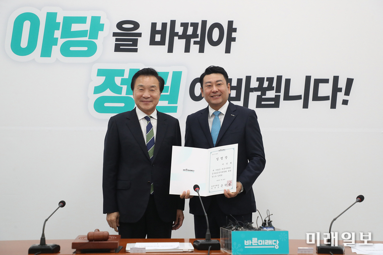 손학규 바른미래당 대표(왼쪽)가 29일 오전 국회에서 열린 최고위원회의에서 이인희 중부담중복지위원장에게 임명장을 수여하고 기념촬영을 하고 있다./사진=바른미래당 제공