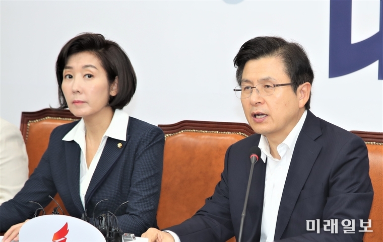 황교안 자유한국당 대표와 1일 오전 국회에서 열린 최고위원회에서 발언하고 있다. 왼쪽은 나경원 원내대표./사진=국회기자단 김진혁 기자